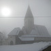 Die Kirche von Greutschach im Nebel