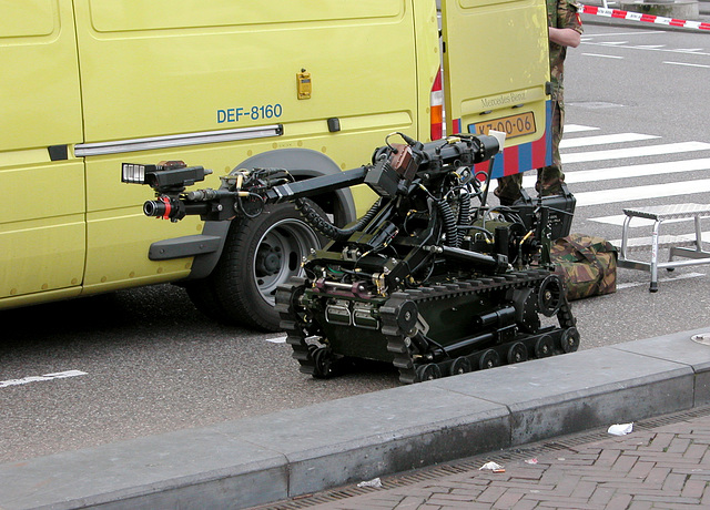 Bomb scare in Leiden: little tank for dismantling bombs