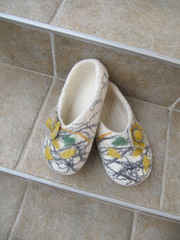 felted slippers - grey with a yellow flower