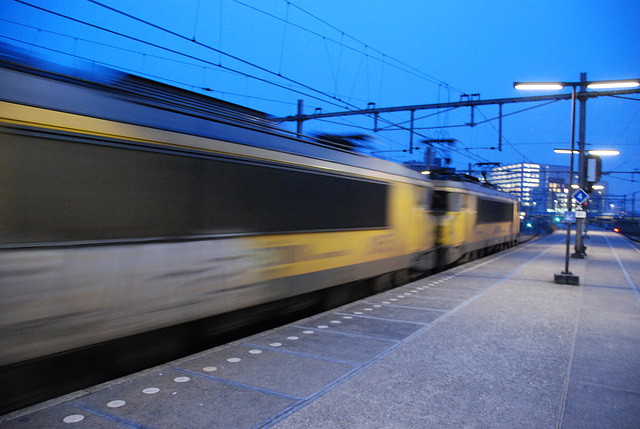 Two 1600-series locomotives pulling the train to Milan