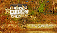 Landhaus an der Elbe / A country house by the river Elbe / Une mason de campagne sur la rivière /