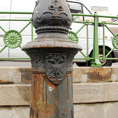 Imperial coat of arms on a lamppost on the Rechte Wienzeile