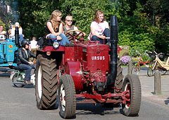 Oldtimer day at Ruinerwold: The Ursus tractor is a babe magnet