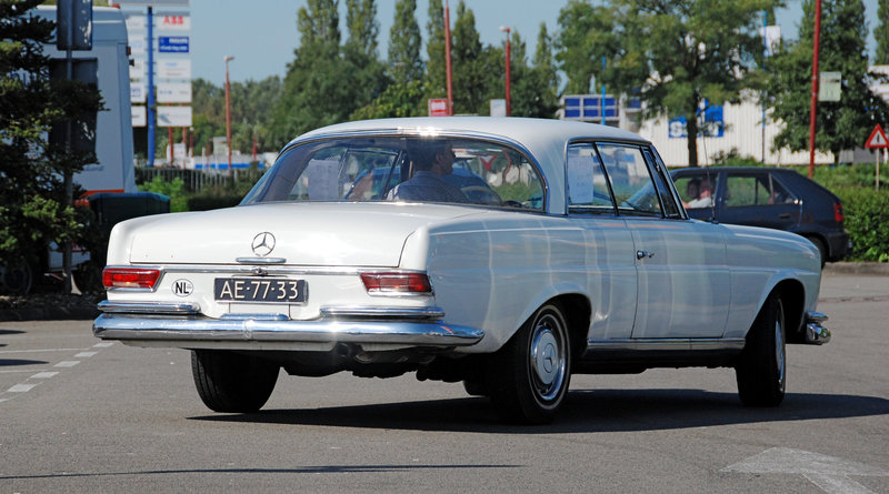 Mercedes meeting: 1965 Mercedes-Benz 220 SE