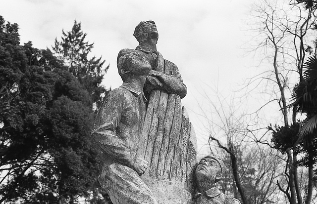 Statue of three boys looking up the sky_made in 1943
