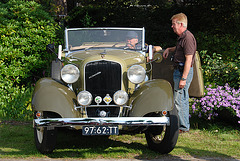Oldtimer day at Ruinerwold: 1933 Plymouth P.D.