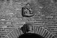 The coat of arms of Leiden and a head