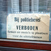 By order of the police it is FORBIDDEN to place bicycles and mopeds in front of the windows