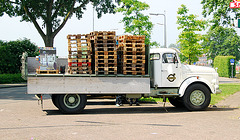 Industrie motorendag 2008: 1972 Volvo N88 truck clearing up