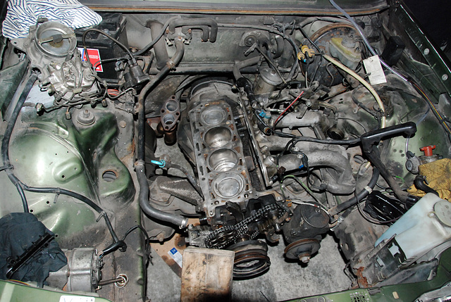 Repairing an Mercedes-Benz engine with a broken distribution chain