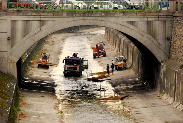 Work on the riverbed of the Wien river