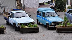 Holiday 2009 – Peugeot 504 truck and Renault 4 van