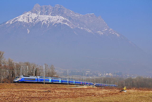 TGV au pied des Alpes