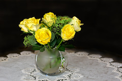 Gelbe Rosen in Kugelvase