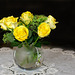 Gelbe Rosen in Kugelvase