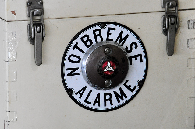 Holiday 2009 – Mercedes-Benz emergency brake and alarm