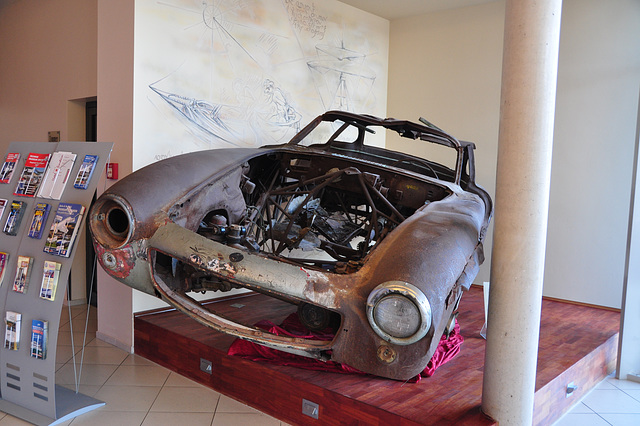 Holiday 2009 – Remains of a Mercedes-Benz 300 SL Gullwing in the lobby of my hotel