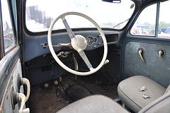 Oldtimershow Hoornsterzwaag 2009 – Interior of a 1956 Renault Juvaquatre
