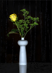 Gelbe Rose in weißer Vase