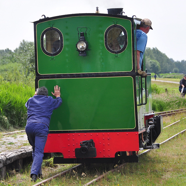Stoom- en dieseldagen 2012 – Sometimes a steam engine needs a push