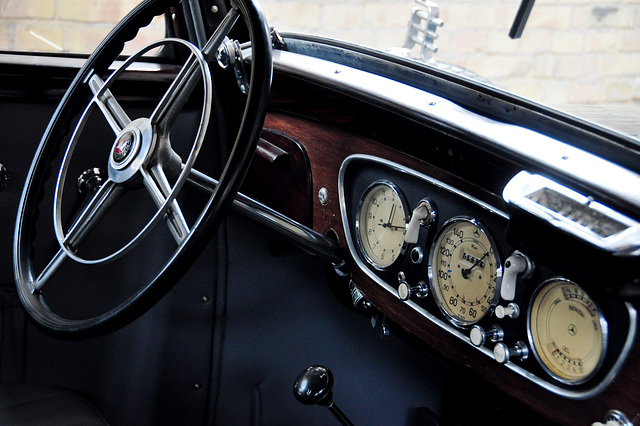 Holiday 2009 – Dashboard of a Mercedes-Benz 300