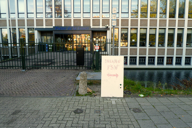 Temporary entrance to the Pieter de la Court building closed