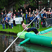 Leidens Ontzet 2012 – Polstokspringen – Landing...in water