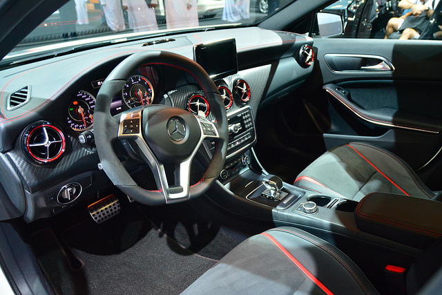 Dubai 2013 – Dubai International Motor Show – Mercedes-Benz dashboard