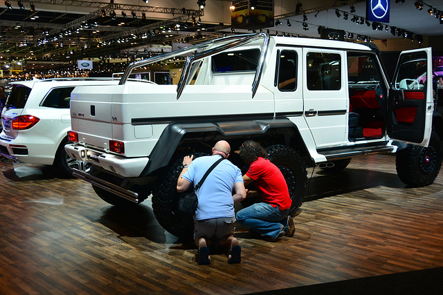 Dubai 2013 – Dubai International Motor Show – Checking the suspension of the Mercedes-Benz G 6x6
