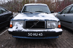 1976 Volvo 245 DL in the snow