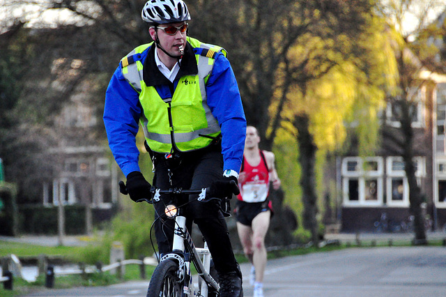Singelloop 2010 – Police in front of the ﬁrst runner