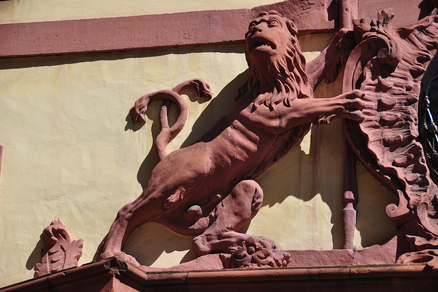 Holiday 2009 – Lion holding a coat of arms in Trier, Germany