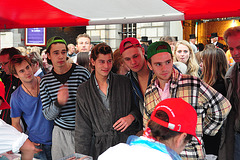 Leidens Ontzet 2011 – Students waiting for the herring to be cleaned
