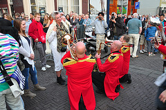 Leidens Ontzet 2011 – Band De Keietoeters entertaining the waiting crowd
