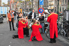Leidens Ontzet 2011 – Band De Keietoeters entertaining the waiting crowd