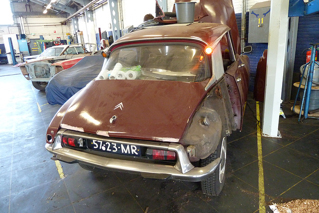 1970 Citroën ID 19 signals for a turn