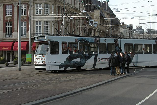 People waiting for a G-star tram