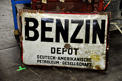 Techno Classica 2011 – Benzin sign