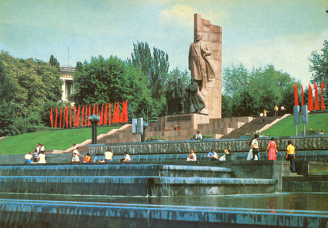 Old postcards of Kiev – Monument to the October Revolution (1977)
