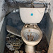 Sans être un expert en hygiène , il me semble que ce WC est un tantinet crotté .