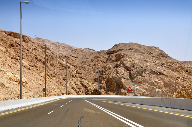 Dubai 2012 – Driving down Hafeet Mountain