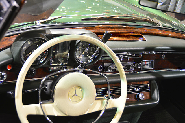 Techno Classica 2013 – Mercedes-Benz dashboard