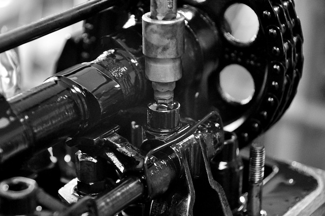 Unscrewing a rocker arm assembly of a Mercedes-Benz OM616.916 engine