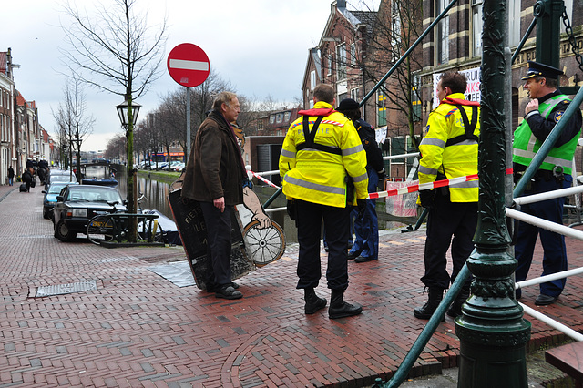 Eviction of squatters out of a building in Leiden – No place to affix the sign of his shop because of the blockade