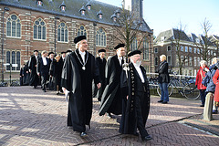 Het cortège van het Academiegebouw naar de Pieterskerk