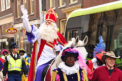 Sint Nicolaas enters the city of Leiden