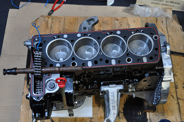 Rebuilding a Mercedes OM616 engine – Shortblock with head gasket