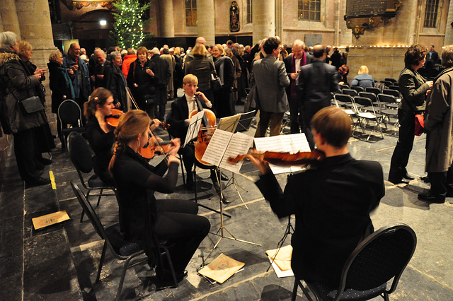 Violin players after the Huizinga Lecture by prof. Marita Mathijsen in the Pieterskerk in Leiden