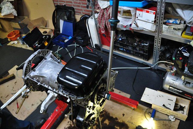 Rebuilding a Mercedes-Benz OM616 engine – Tightening the front crankshaft bolt to 320 Nm