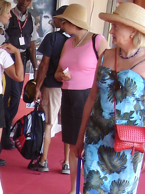 Ultra mature blonde hatter in high heeled sandals / Dame élégante à chapeau du bel âge en sandales à talons hauts.